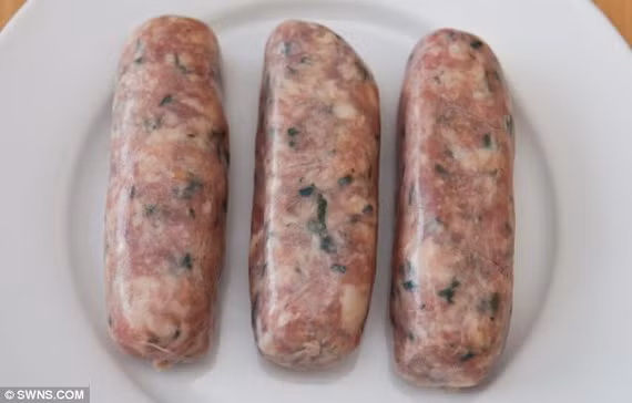 Giật mình phát hiện chiếc răng người bên trong miếng xúc xích 3