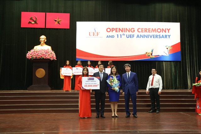 Đại diện Doanh nghiệp trao tặng tiền cho quỹ học bổng của trường