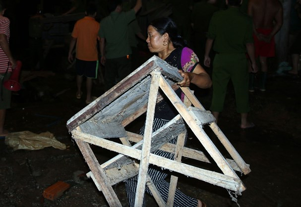 Người dân Nghệ An trắng đêm chạy lũ ảnh 12