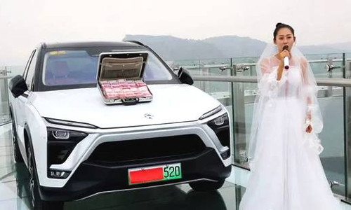 TheoDaily Express,cô gái tên Xiao Jing đã yêu chàng trai Xiaoyu 3 năm. Cả hai đều sinh năm 1995. Gia đình cô gái vô cùng giàu có, sở hữu một mỏ quặng.Tuy nhiên, chàng trai này lại cực kỳ sợ độ cao. Bình thường, ngay cả đứng trên thang cậu đã hoa mắt, chóng mặt. TheoDaily Express,cô gái tên Xiao Jing đã yêu chàng trai Xiaoyu 3 năm. Cả hai đều sinh năm 1995. Gia đình cô gái vô cùng giàu có, sở hữu một mỏ quặng.Tuy nhiên, chàng trai này lại cực kỳ sợ độ cao. Bình thường, ngay cả đứng trên thang cậu đã hoa mắt, chóng mặt.