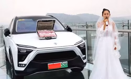 TheoDaily Express,cô gái tên Xiao Jing đã yêu chàng trai Xiaoyu 3 năm. Cả hai đều sinh năm 1995. Gia đình cô gái vô cùng giàu có, sở hữu một mỏ quặng.Tuy nhiên, chàng trai này lại cực kỳ sợ độ cao. Bình thường, ngay cả đứng trên thang cậu đã hoa mắt, chóng mặt.