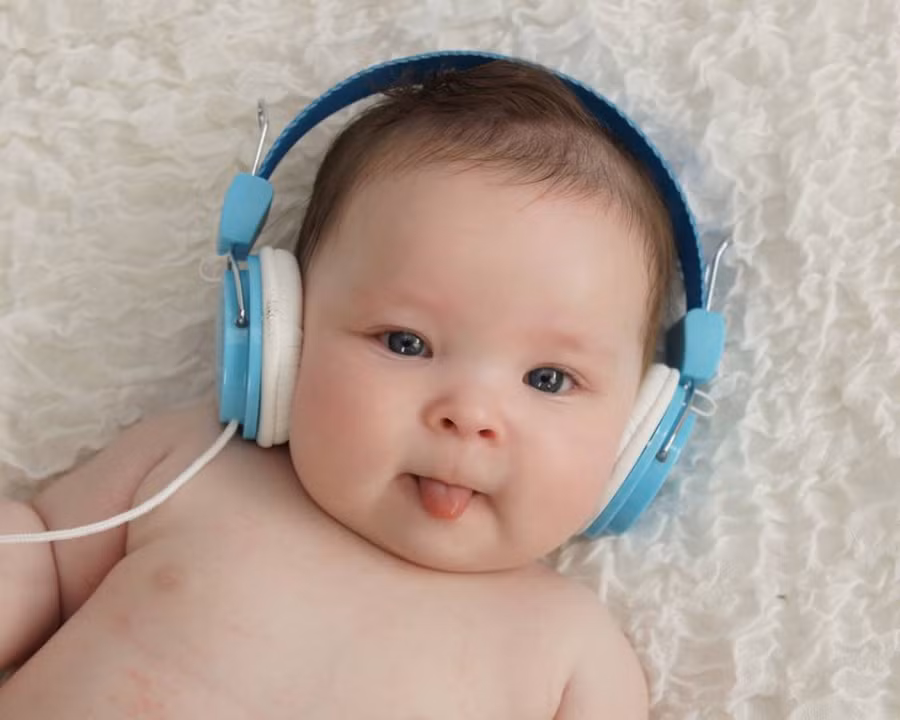 co-nen-cho-tre-so-sinh-nghe-nhac-khi-ngu1
