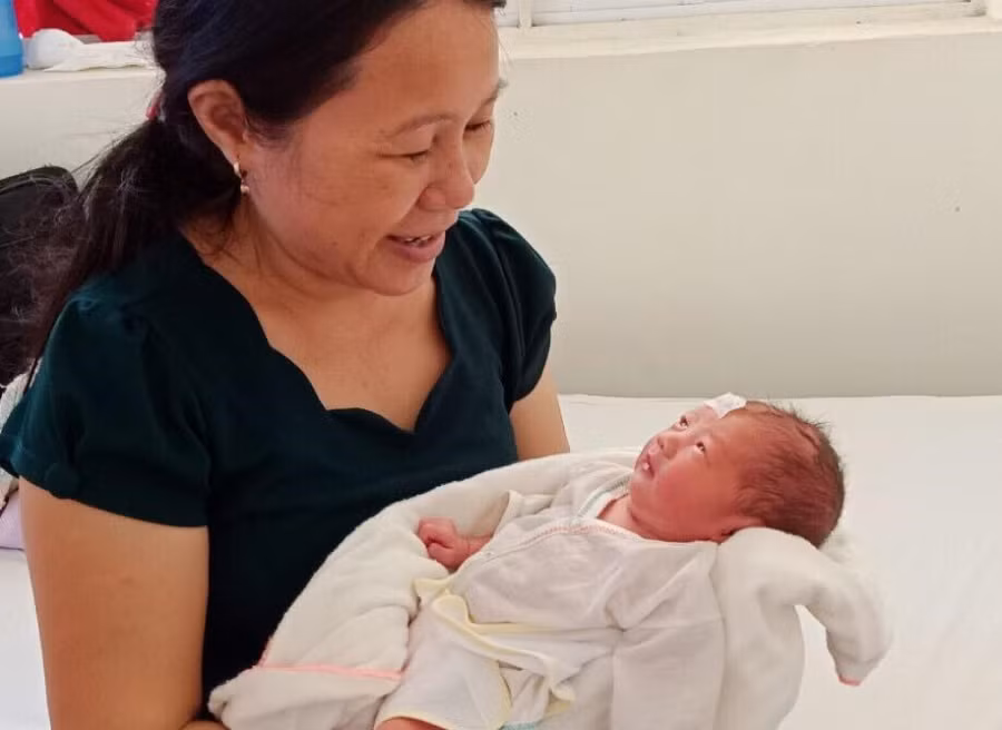 Bà Thu bế cháu trên tay mà vui mừng khôn xiết