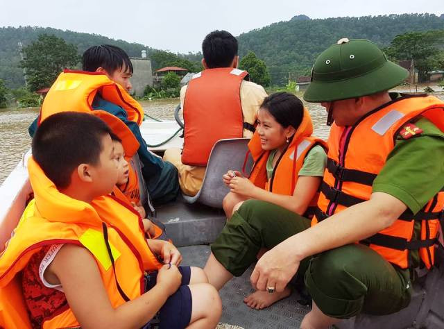 Học sinh ở phường Đông Hải được lực lượng cứu hộ đưa vào nơi an toàn. Học sinh ở phường Đông Hải được lực lượng cứu hộ đưa vào nơi an toàn.