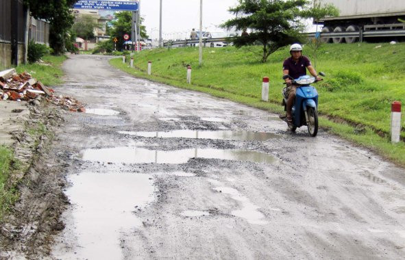 Con đường xuống cấp tại khu vực 11 thuộc phường Hưng Phú (ảnh chụp ngày 14/8/2018) Con đường xuống cấp tại khu vực 11 thuộc phường Hưng Phú (ảnh chụp ngày 14/8/2018)