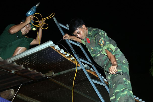 Người dân Nghệ An trắng đêm chạy lũ ảnh 10