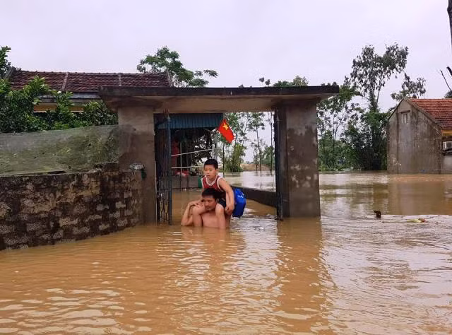 Nước sông Mã dâng cao gây ngập sâu ở phường Đông Hải, TP. Thanh Hóa.