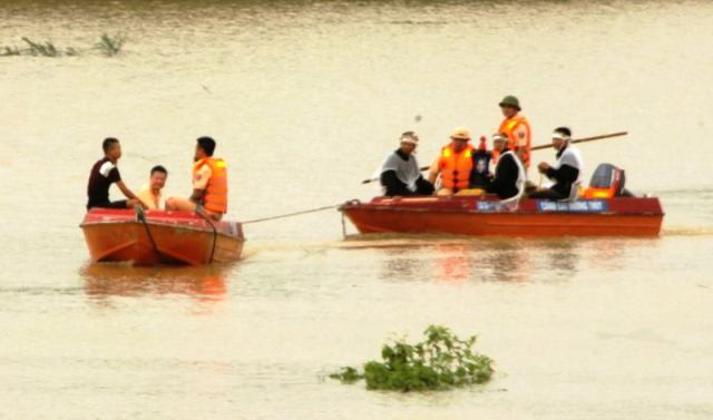 Một đám ma phải di chuyển bằng ca nô do ngập lụt ở phường Đông Hải. Một đám ma phải di chuyển bằng ca nô do ngập lụt ở phường Đông Hải.