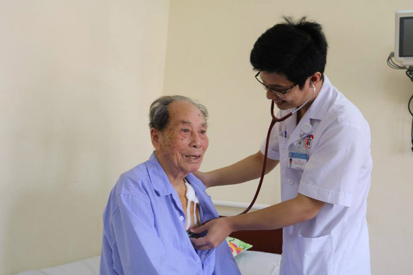Nhịp tim của cụ ông đã bình thường sau khi được can thiệp. Nhịp tim của cụ ông đã bình thường sua khi được can thiệp. Ảnh: Bệnh viện cung cấp.
