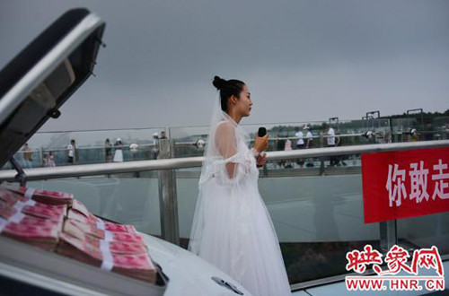 "Nếu như hôm nay anh ấy có thể bước lên cây cầu kính này, tôi bằng lòng lấy anh ấy, của hồi môn, nhà và xe tôi đều chuẩn bị xong hết rồi", cô nói với tờXuehua. Nếu như hôm nay anh ấy có thể bước lên cây cầu kính này, tôi bằng lòng lấy anh ấy, của hồi môn, nhà và xe tôi đều chuẩn bị xong hết rồi, cô nói với tờXuehua.