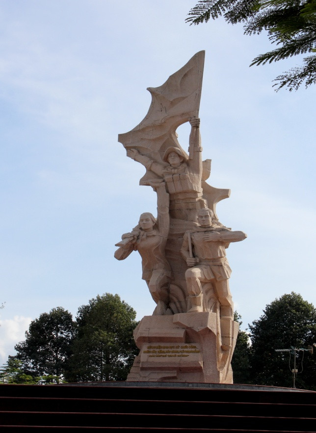 Tượng đài Chiến thắng Dầu Tiếng, huyện Dầu Tiếng, tỉnh Bình Dương. Chiến công này và một số chiến công khác, đã được Bác Hồ tặng câu thơ Xuân 1966:“Mừng miền Nam rực rỡ chiến công/ Nhiều Dầu Tiếng, Bàu Bàng, Plâyme, Đà Nẵng”