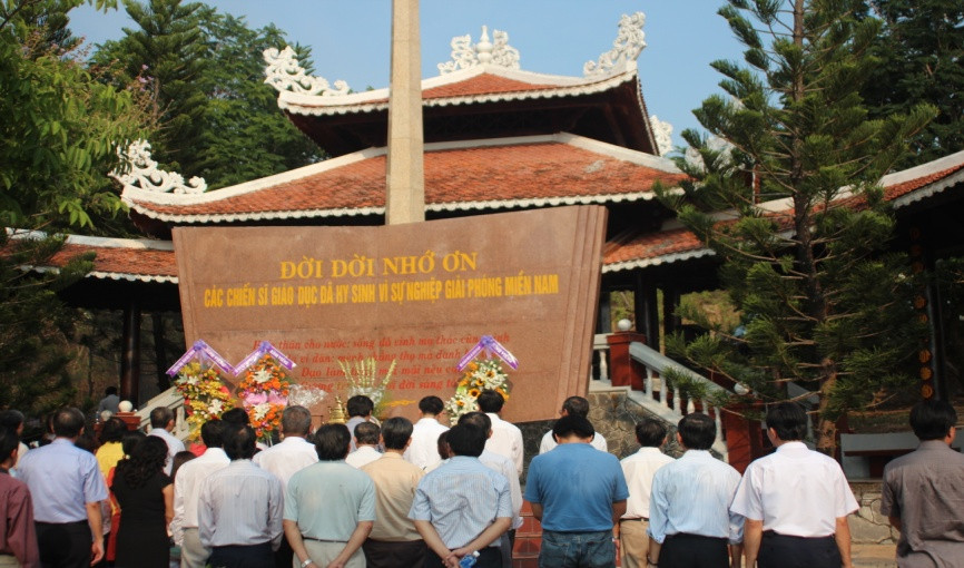 Nghĩa trang Liệt sĩ Đồi 82 huyện biên giới Tân Biên, Tây Ninh. Đây là nơi an nghỉ của 622 Nhà giáo - Liệt sĩ, trên tổng số hơn 4.000 nhà giáo từng tham gia đánh Pháp, đuổi Mỹ. Đây cũng là nghĩa trang của hơn 8.000 Liệt sĩ đã ngã xuống, trong chiến tranh biên giới Tây- Nam chống bọn diệt chủng Khmer Đỏ do Pol Pot cầm đầu