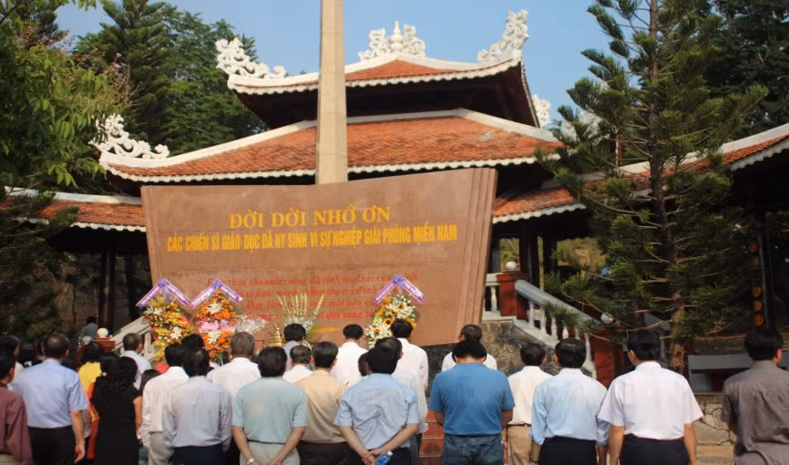 Nghĩa trang Liệt sĩ Đồi 82 huyện biên giới Tân Biên, Tây Ninh. Đây là nơi an nghỉ của 622 Nhà giáo - Liệt sĩ, trên tổng số hơn 4.000 nhà giáo từng tham gia đánh Pháp, đuổi Mỹ. Đây cũng là nghĩa trang của hơn 8.000 Liệt sĩ đã ngã xuống, trong chiến tranh biên giới Tây- Nam chống bọn diệt chủng Khmer Đỏ do Pol Pot cầm đầu