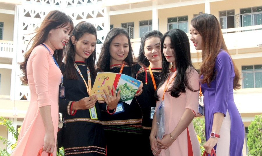 Nữ sinh các dân tộc: Kinh; Ê Đê; Jrai Trường Đại học Tây Nguyên hôm nay (trụ sở nhà trường tại TP Buôn Ma Thuột, tỉnh Đắk Lắk - nơi mở màn cho Đại thắng mùa Xuân 1975 vĩ đại, thống nhất Tổ quốc Việt Nam)