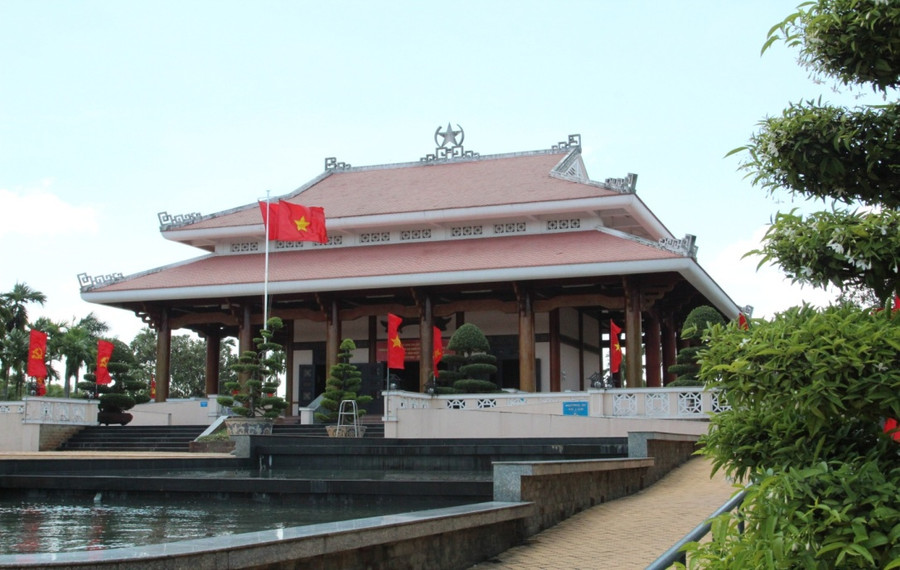 Nhà tưởng niệm cuộc Khởi nghĩa Nam Kỳ bùng nổ đêm 22 - rạng sáng 23/11/1940. Nơi đây (ngã ba Giồng, xã Xuân Thới Thượng, huyện Hóc Môn, TPHCM hiện nay), ngày 28/8/1941, giặc Pháp đã xử bắn những cán bộ lãnh đạo ưu tú cuộc Khởi nghĩa Nam Kỳ của Đảng Cộng sản Việt Nam: Nguyễn Văn Cừ; Võ Văn Tần; Phan Đăng Lưu; Nguyễn Thị Minh Khai… Khởi nghĩa Nam Kỳ là phát pháo mở màn báo hiệu cho Tổng khởi nghĩa Cách mạng tháng 8 thắng lợi vĩ đại sau này