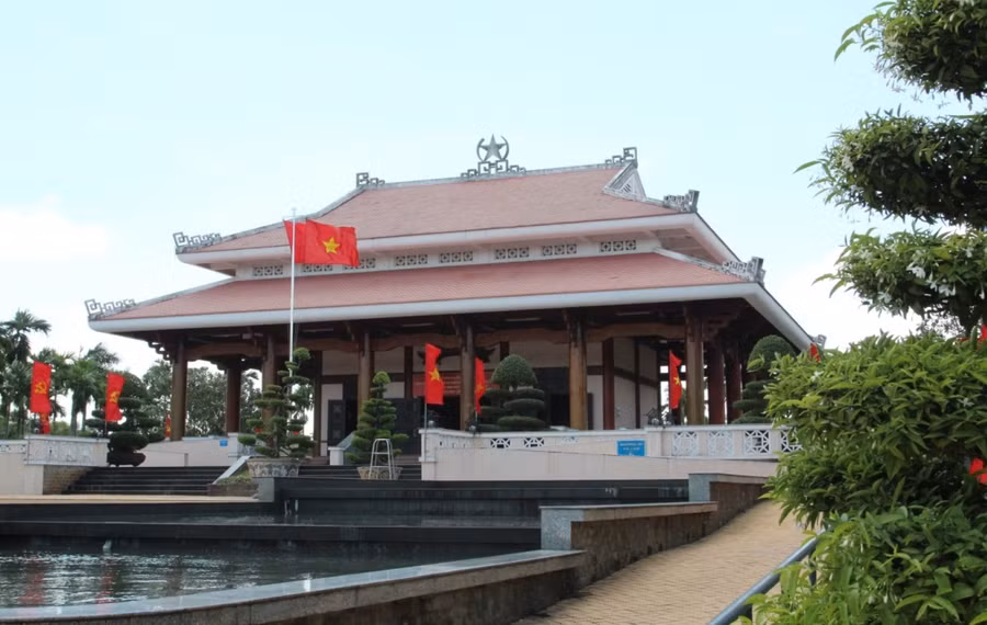 Nhà tưởng niệm cuộc Khởi nghĩa Nam Kỳ bùng nổ đêm 22 - rạng sáng 23/11/1940. Nơi đây (ngã ba Giồng, xã Xuân Thới Thượng, huyện Hóc Môn, TPHCM hiện nay), ngày 28/8/1941, giặc Pháp đã xử bắn những cán bộ lãnh đạo ưu tú cuộc Khởi nghĩa Nam Kỳ của Đảng Cộng sản Việt Nam: Nguyễn Văn Cừ; Võ Văn Tần; Phan Đăng Lưu; Nguyễn Thị Minh Khai… Khởi nghĩa Nam Kỳ là phát pháo mở màn báo hiệu cho Tổng khởi nghĩa Cách mạng tháng 8 thắng lợi vĩ đại sau này