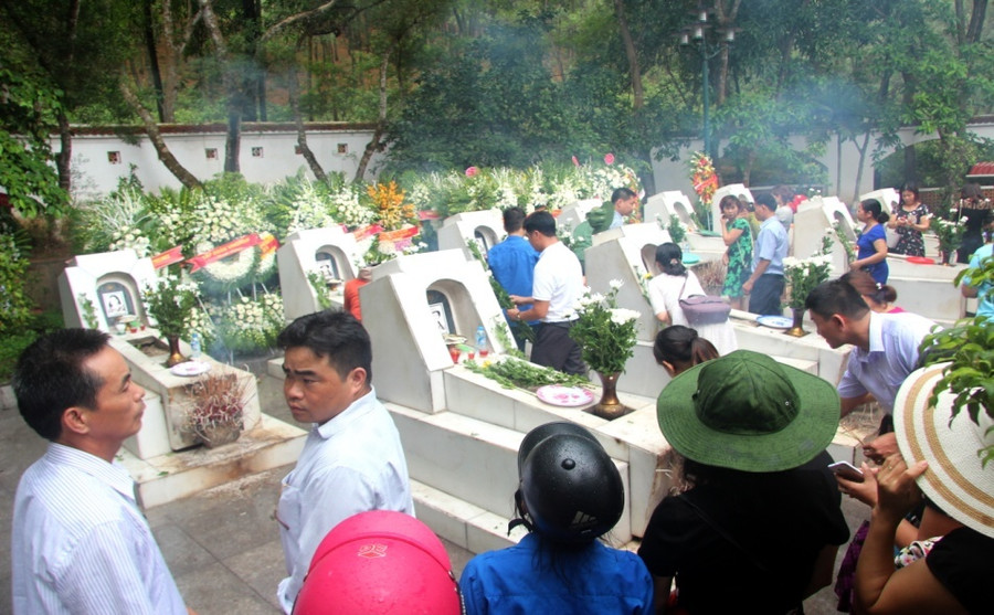 Khu mộ 10 nữ Anh hùng Liệt sĩ Thanh niên Xung phong đã chiến đấu chống bom đạn Mỹ và anh dũng ngã xuống tháng 10/1968 khi mới tuổi 18 - 20, tại ngã 3 Đồng Lộc, huyện Can Lộc, tỉnh Hà Tĩnh