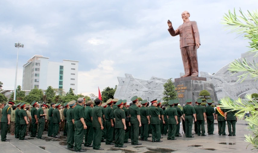 Chúng con nguyện trọn đời theo chân Bác (chụp tại Quảng trường Hồ Chí Minh, TP Pleiku, tỉnh Gia Lai)