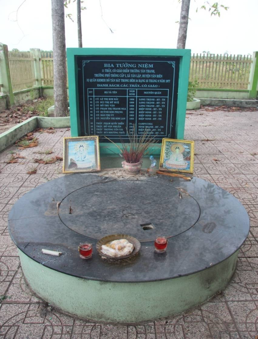 Tại cái giếng này, rạng sáng 25/9/1977, quân Khmer Đỏ do Pol Pot cầm đầu đã chặt đầu, mổ bụng, ném xuống giếng 11 thi thể thầy giáo, cô giáo tuổi 20 - 25 ở điểm trường Tân Thanh, Trường Tiểu học Tân Lập, xã biên giới Tân Lập, huyện Tân Biên, tỉnh Tây Ninh. Cùng bị sát hại dã man còn có hơn 500 thường dân vô tội của xã Tân Lập…
