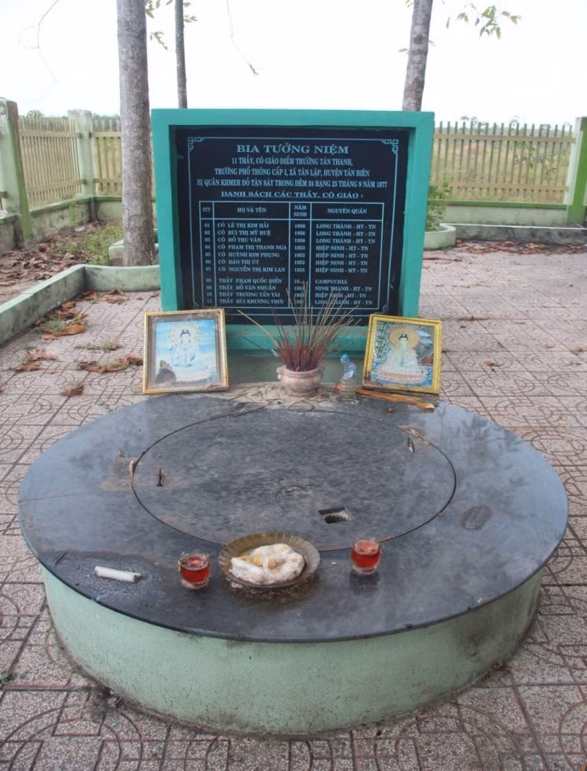 Tại cái giếng này, rạng sáng 25/9/1977, quân Khmer Đỏ do Pol Pot cầm đầu đã chặt đầu, mổ bụng, ném xuống giếng 11 thi thể thầy giáo, cô giáo tuổi 20 - 25 ở điểm trường Tân Thanh, Trường Tiểu học Tân Lập, xã biên giới Tân Lập, huyện Tân Biên, tỉnh Tây Ninh. Cùng bị sát hại dã man còn có hơn 500 thường dân vô tội của xã Tân Lập…