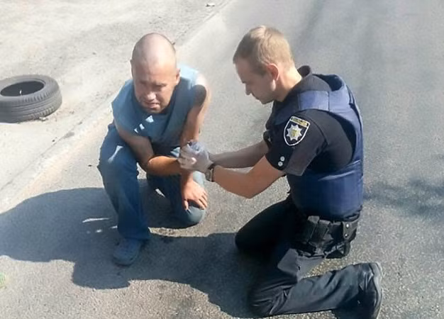 Sợ hãi tột cùng khi đưa lựu đạn cho cảnh sát