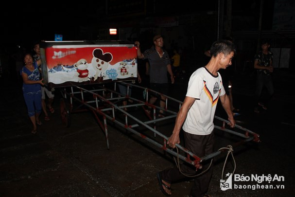 Người dân Nghệ An trắng đêm chạy lũ ảnh 3