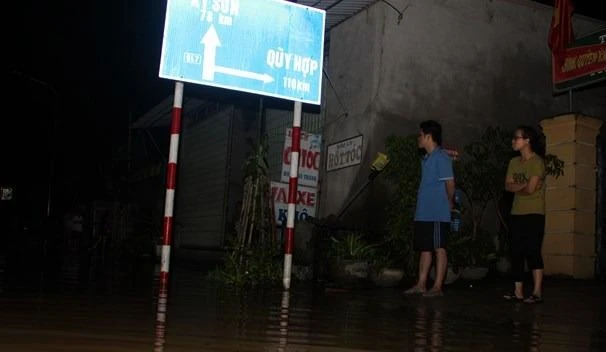 Người dân Nghệ An trắng đêm chạy lũ