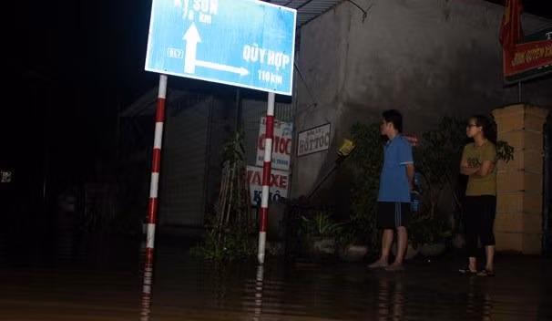 Người dân Nghệ An trắng đêm chạy lũ