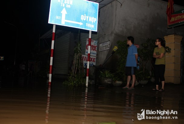 Người dân Nghệ An trắng đêm chạy lũ ảnh 5