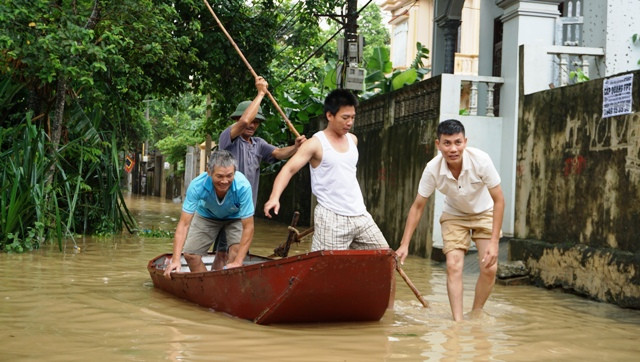 Người dân xã Thiệu Dương di chuyển tài sản tránh lụt.
