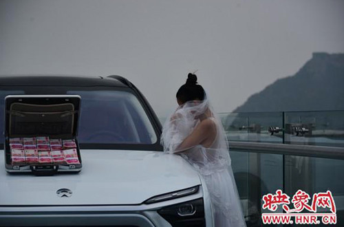 Xiao Jingđau lòng nói: "Thực ra cây cầu này rất an toàn. Nếu ngay cả chướng ngại tâm lý này anh ấy cũng không vượt qua được thì sau này sao có thể bảo vệ tôi. Hai đứa chia tay thôi". Câu chuyện sau khi đưa lên mạng đã gây ra nhiều phản ứng trái chiều. Nhiều ý kiến cho rằng, nếu thực sự yêu một người thì không nên lấy nỗi sợ hay điểm yếu của họ ra thử thách. Xiao Jingđau lòng nói: Thực ra cây cầu này rất an toàn. Nếu ngay cả chướng ngại tâm lý này anh ấy cũng không vượt qua được thì sau này sao có thể bảo vệ tôi. Hai đứa chia tay thôi.Câu chuyện sau khi đưa lên mạng đã gây ra nhiều phản ứng trái chiều. Nhiều ý kiến cho rằng,nếu thực sự yêu một người thì không nên lấynỗi sợ hay điểm yếu của họ ra thử thách.