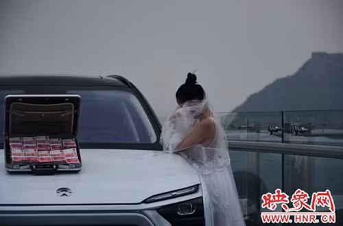 Xiao Jingđau lòng nói: Thực ra cây cầu này rất an toàn. Nếu ngay cả chướng ngại tâm lý này anh ấy cũng không vượt qua được thì sau này sao có thể bảo vệ tôi. Hai đứa chia tay thôi.Câu chuyện sau khi đưa lên mạng đã gây ra nhiều phản ứng trái chiều. Nhiều ý kiến cho rằng,nếu thực sự yêu một người thì không nên lấynỗi sợ hay điểm yếu của họ ra thử thách.