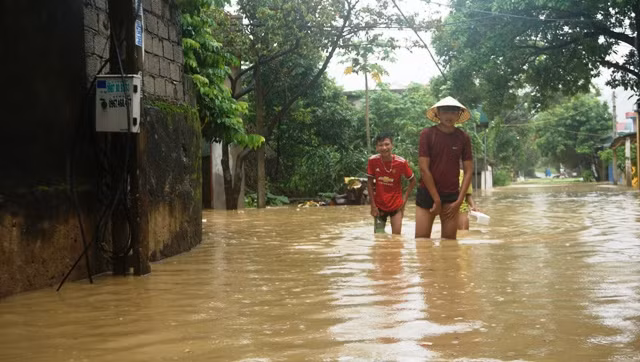 Nhiều người dân vô cùng vất vả khi di chuyển.