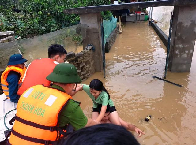 Học sinh ở phường Đông Hải được lực lượng cứu hộ đưa vào nơi an toàn. Học sinh ở phường Đông Hải được lực lượng cứu hộ đưa vào nơi an toàn.