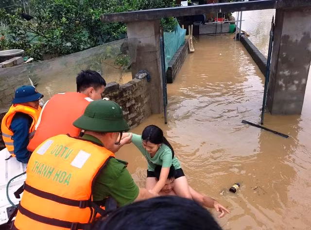 Học sinh ở phường Đông Hải được lực lượng cứu hộ đưa vào nơi an toàn.