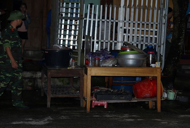 Người dân Nghệ An trắng đêm chạy lũ ảnh 13