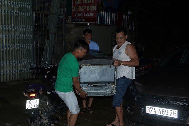 Người dân Nghệ An trắng đêm chạy lũ ảnh 9