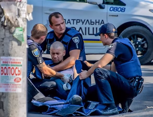 Nạn nhân được cảnh sát vây quanh hỗ trợ