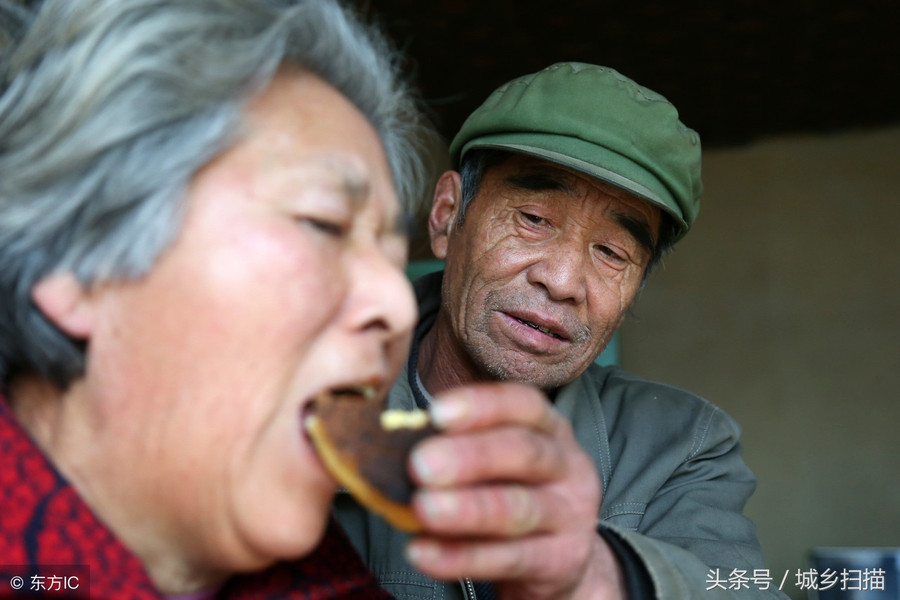 Ly hôn 3 năm, cụ ông về bên chăm sóc vợ cũ đau yếu 12 năm vì một lý do cảm động ảnh 2 Empty