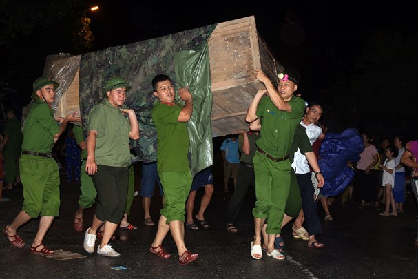 Người dân Nghệ An trắng đêm chạy lũ ảnh 11