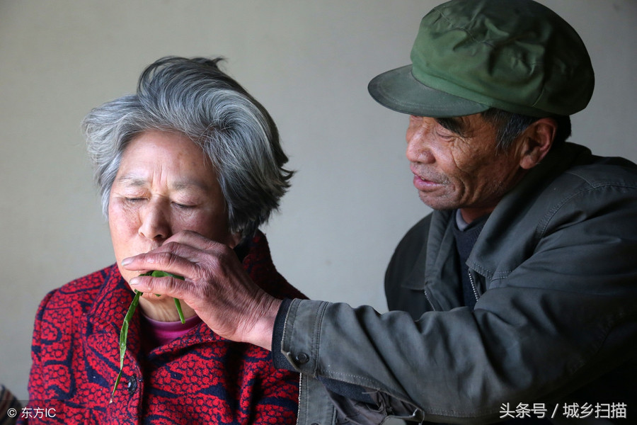 Ly hôn 3 năm, cụ ông về bên chăm sóc vợ cũ đau yếu 12 năm vì một lý do cảm động ảnh 4 15299794824531c48e49538