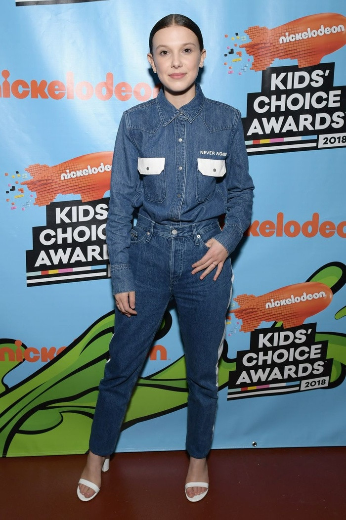 Học sao Hollywood phối đồ cực chất với quần jean cạp cao ảnh 3 Mặc quần jeans cạp cao như sao Hollywood đi dạo phố trong thời tiết dở dở ương ương mới sành điệu