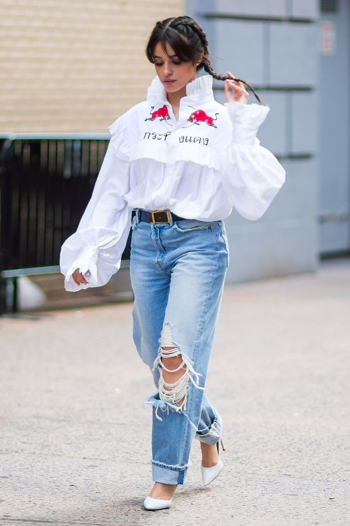 Học sao Hollywood phối đồ cực chất với quần jean cạp cao ảnh 2 Mặc quần jeans cạp cao như sao Hollywood đi dạo phố trong thời tiết dở dở ương ương mới sành điệu