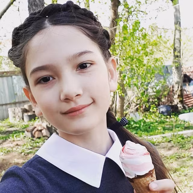 Cô bé hiện đang sống ở Nga. Có ngoại hình xinh xắn, Thanh Giang còn phát âm sõi tiếng Việt.