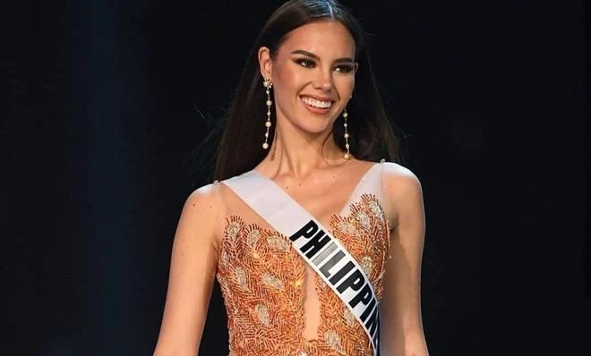 Phong cách thời trang lộng lẫy như bà hoàng của tân Hoa hậu Hoàn vũ Catriona Gray