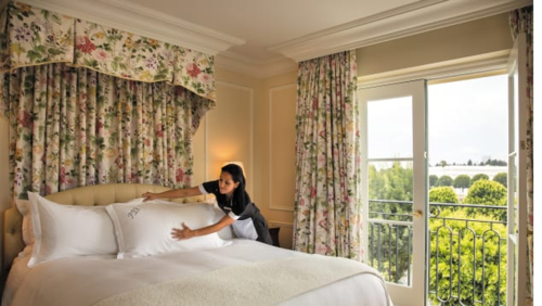 Mỗi một chiếc gối, sau khi được giặt và làm sạch đúng cách, có tuổi đời từ 18 đến 24 tháng. Với những chiếc gối lông vũ, thời gian là 24 đến 36 tháng là phải thay. Ảnh: CNN.