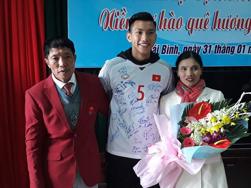 Chân dung người phụ nữ được triệu cô gái xin làm con dâu vì là mẹ cầu thủ điển trai!-18