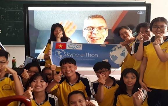 Học sinh tham gia sự kiện toàn cầu Skype-a-thon cùng thầy giáo từ Canada Học sinh tham gia sự kiện toàn cầu Skype-a-thon cùng thầy giáo từ Canada