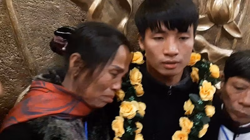 Chân dung người phụ nữ được triệu cô gái xin làm con dâu vì là mẹ cầu thủ điển trai!-19