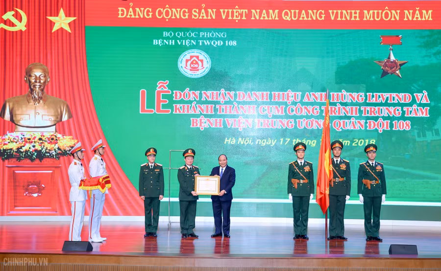 Thủ tướng trao danh hiệu Anh hùng lực lượng vũ trang nhân dân thời kỳ chống Pháp cho Bệnh viện Trung ương Quân đội 108 (Ảnh: VGP)